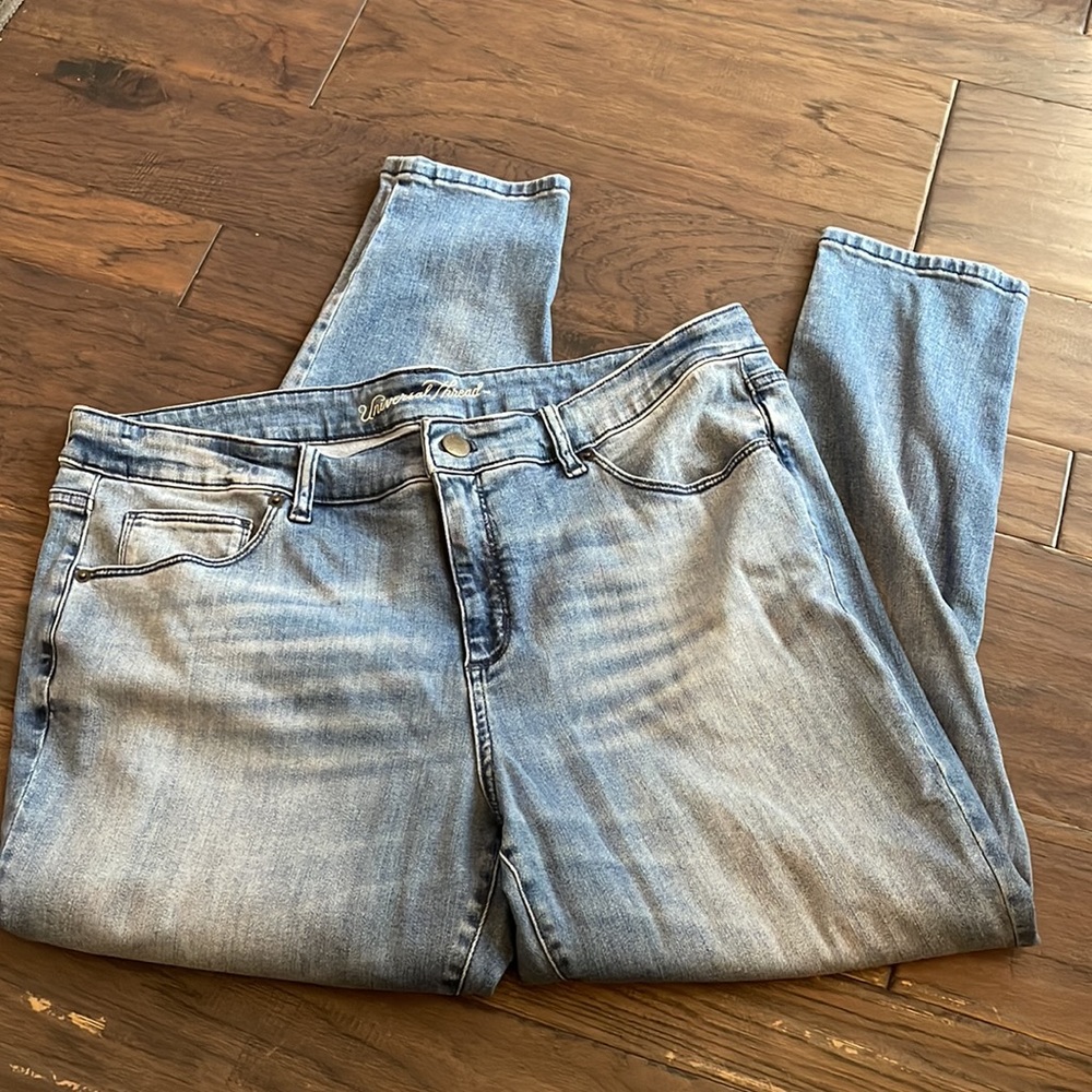 Universal Thread - women’s plus jeans 18 W